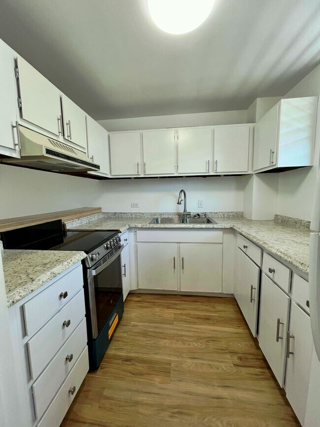 Building Photo - Convenient 2/2/1 with Lanai