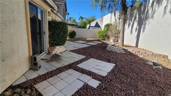 Building Photo - 1405 Iron Springs Dr