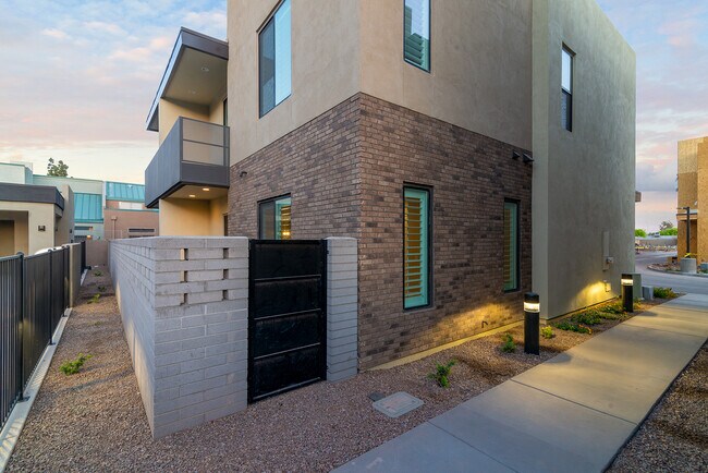 Corner Home - 901 S Smith Rd