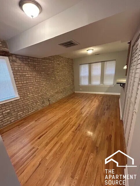 Building Photo - 2340 W Granville Ave