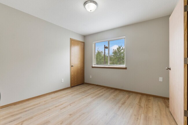 Building Photo - 5Bed/2.5 Bath House available