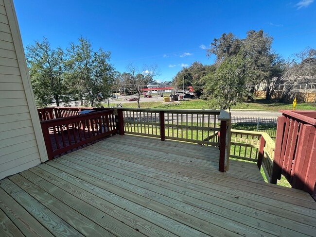 Building Photo - 3 Bed / 2.5 Bath – Steps from Doak Campbell Stadium – Only $1,800!