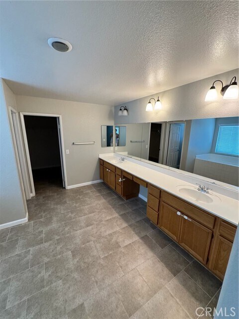 Building Photo - 38422 Clearbrook Dr
