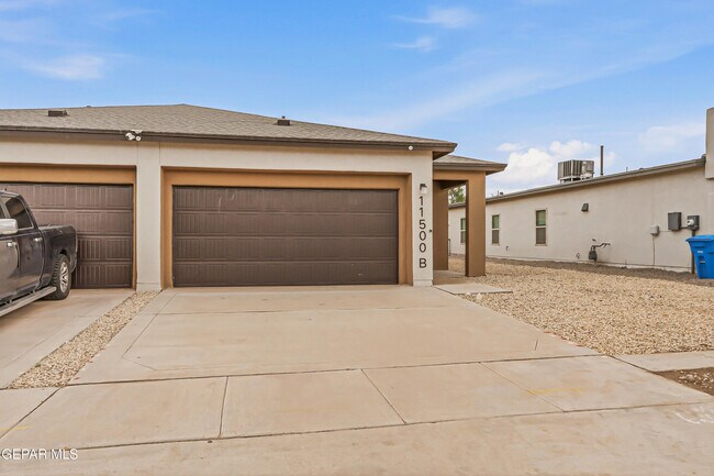 Building Photo - 11500 Summer Dr