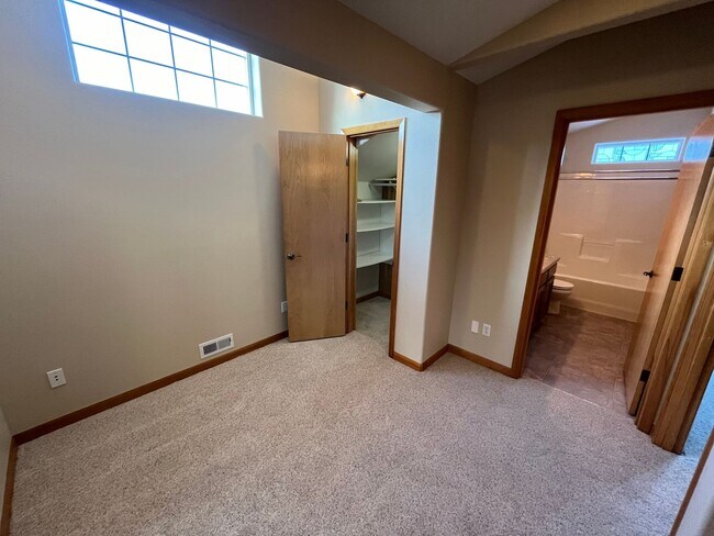 Building Photo - Spacious 3 Bed/3.5 Bath Home with Two Prim...