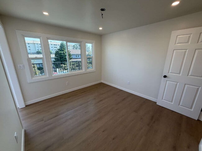 Building Photo - Fully Remodeled 1 Bed + 1 Bath Upstairs Unit + In-Unit Laundry + AC