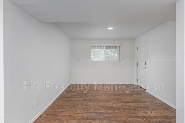 Building Photo - 905 W 33rd Ave