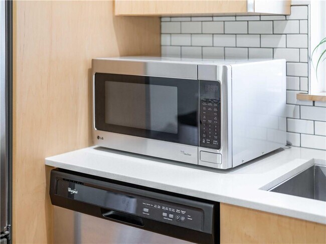 Building Photo - 352 W 5th St