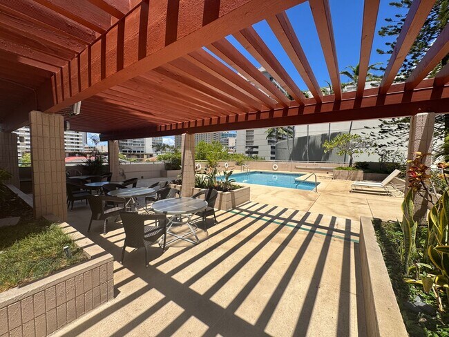 Building Photo - 1 Bed / 1 Bath | Utilities include | Near ...