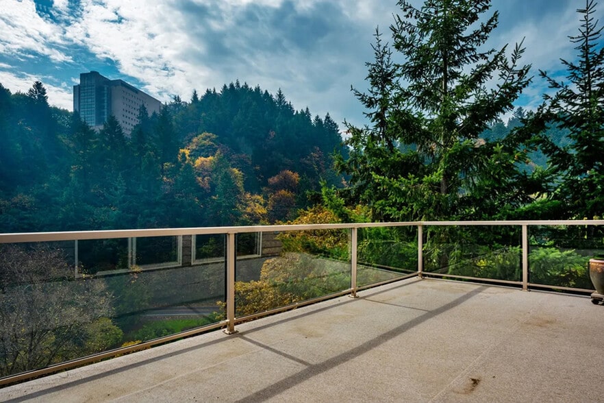 Building Photo - 852 SW Broadway Dr