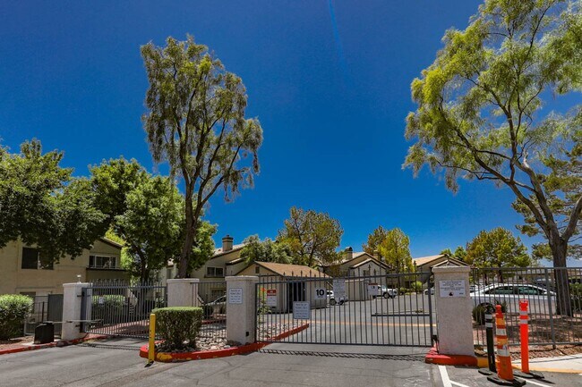Building Photo - Centrally Located 3 Bed Condo In Gated Com...