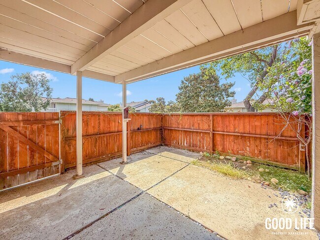 Building Photo - Bright 3B/2BA Condo in La Jolla with Spacious Kitchen and Dual Vanity Primary Bath