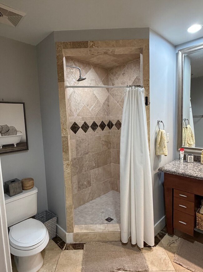 Building Photo - Two Bed/Two Bath Condo in Downtown