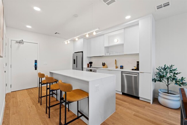 Building Photo - 2323 S Lamar Blvd