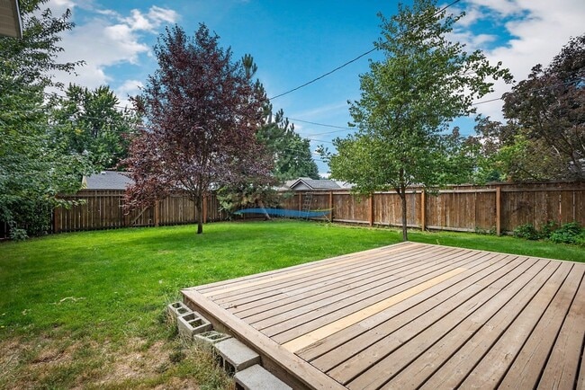 Building Photo - Well-Maintained 3 Bed 2 Bath Cottage in Do...