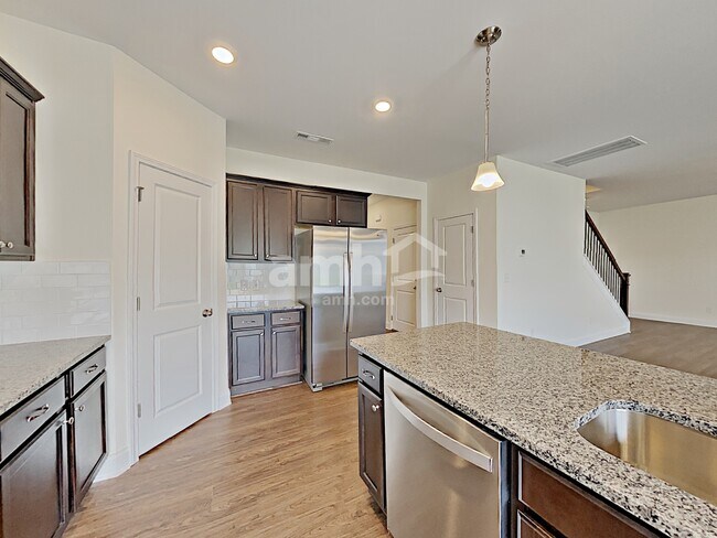 Building Photo - 433 Charity Ln
