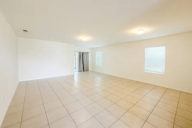 Building Photo - 2220 NE 5th Ave