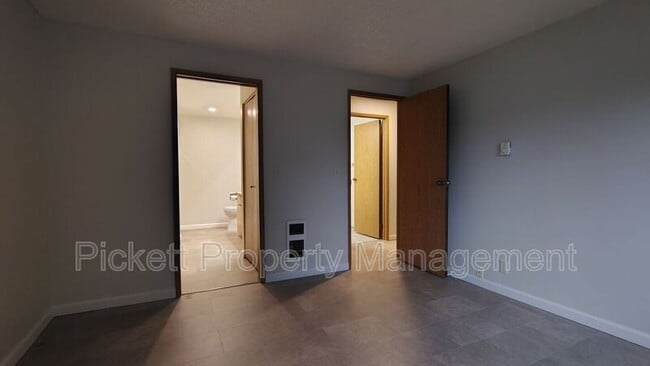 Building Photo - 20026 Vikings Crest NE