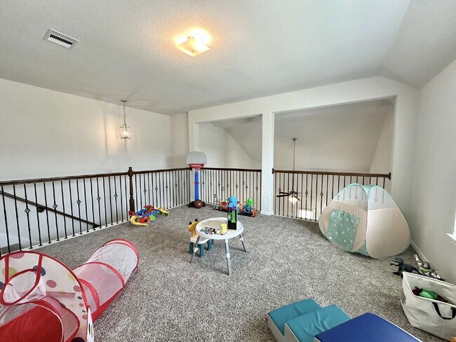 Building Photo - Charming 4-Bedroom Retreat with Granite Accents & Hardwood Elegance in Alvin!