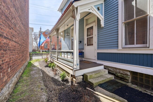 Building Photo - 340 W 9th St