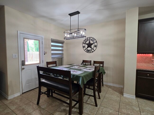Building Photo - 302 Date Palm Dr