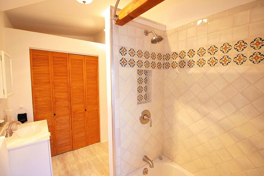 Building Photo - 250 Closson St