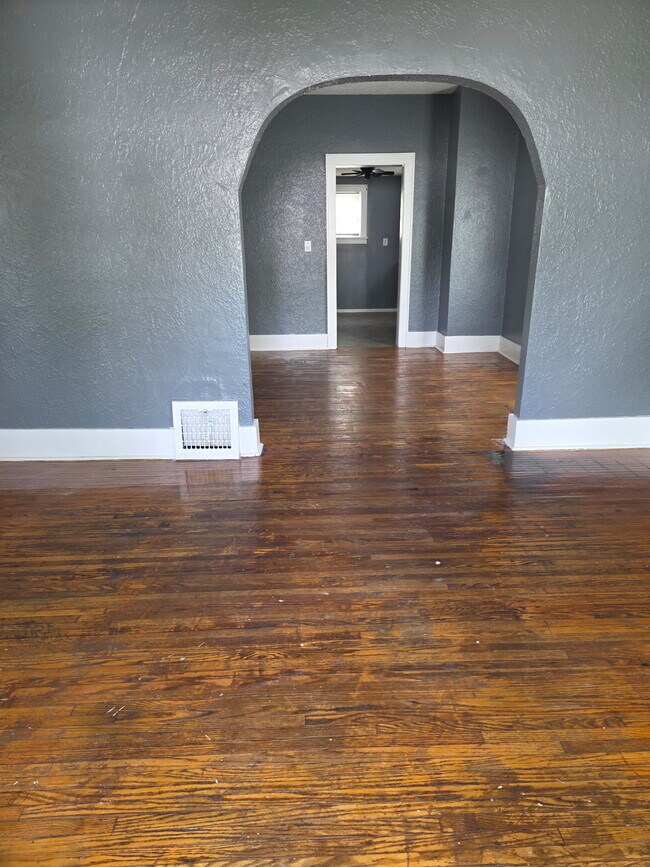 Building Photo - 1214 W Brons Ave