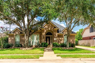 Building Photo - 2703 W Oaks Cir E