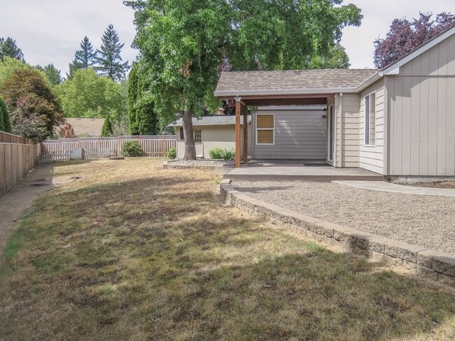 Building Photo - Charming 3 bedroom 2 bathroom home availab...
