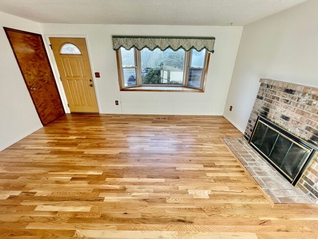 Building Photo - Beautiful 2bd/1bath South Tabor Home with ...