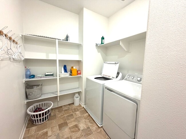 Building Photo - Almost BRAND NEW end unit Townhome in Winchester for Rent