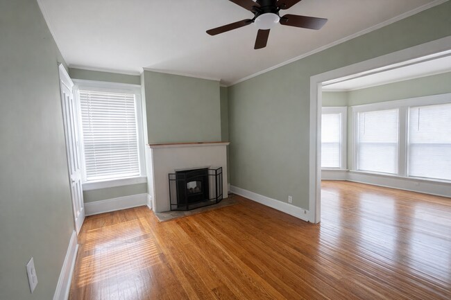 Building Photo - 218 N George St