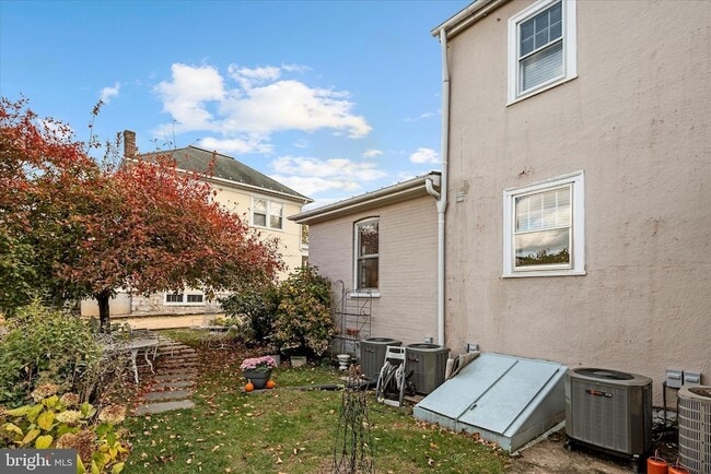 Building Photo - 6 E Cecil St