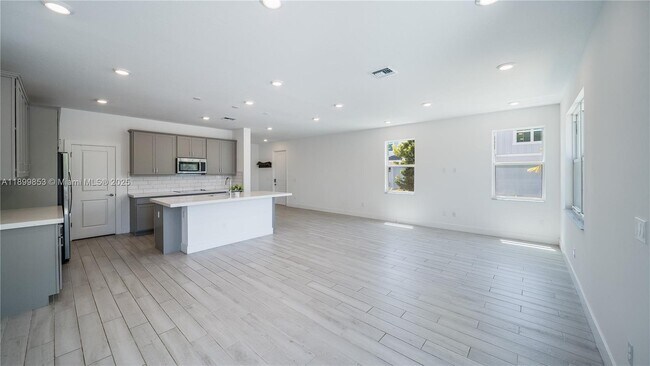 Building Photo - 241 Preserve Trl N