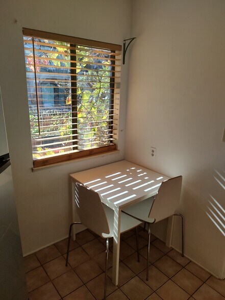 Kitchen seating for two with a garden view - 830 Island Ct