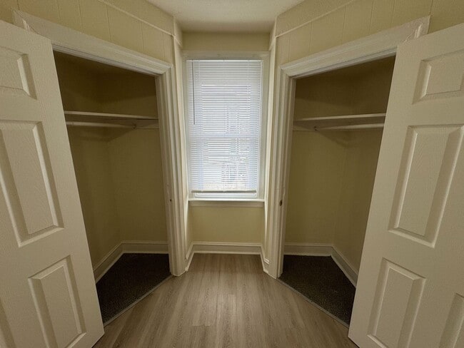 Building Photo - 1739 Roselyn St