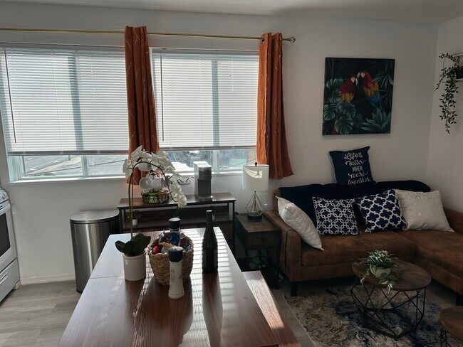 Building Photo - 3826 W 9th St