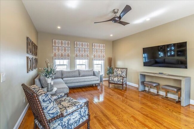 Building Photo - 404 River View Ln