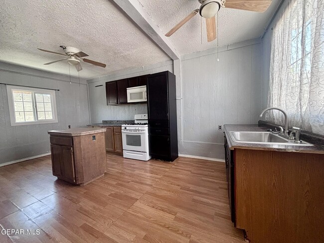 Building Photo - 14565 Hendrik Dr