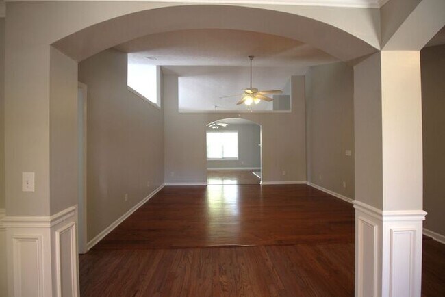 Building Photo - Huge Ranch home!