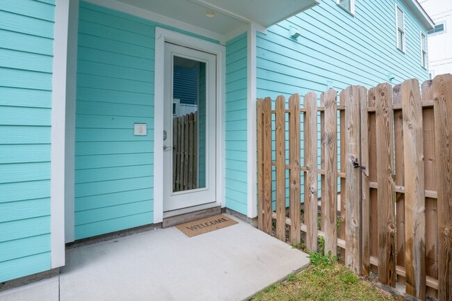 Building Photo - OFF-SEASON RENTAL OFFERING A TRANQUIL ESCAPE