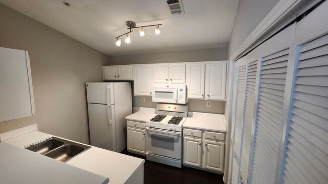 Building Photo - Top-Floor 2-Bed, 2-Bath Condo with Fireplace & Deck in Desirable Brookhaven Location!!