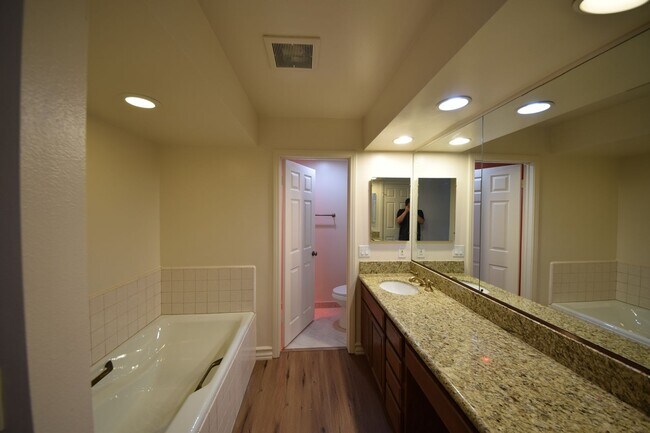 Building Photo - ***Amazing 2 Bed 2.5 Bath Westwood Condo U...