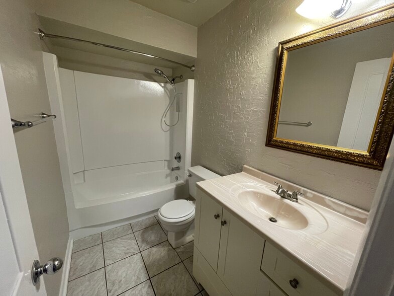 hall bathroom - 14739 Morning Dr