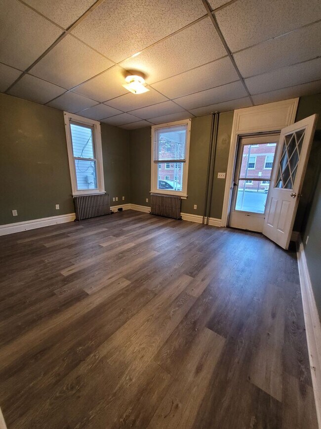 Building Photo - 40 N Chestnut St