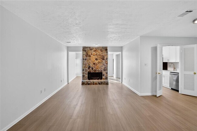 Building Photo - 8740 Roswell Rd