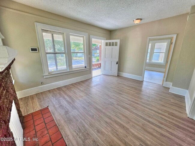 Building Photo - 213 W 24th St