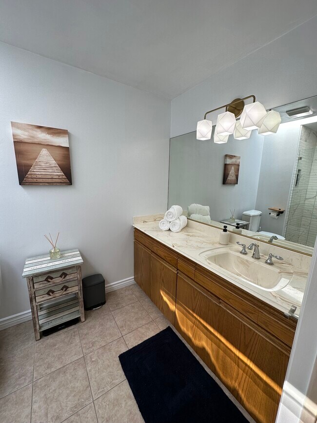 Building Photo - 3707 E Livingston Dr