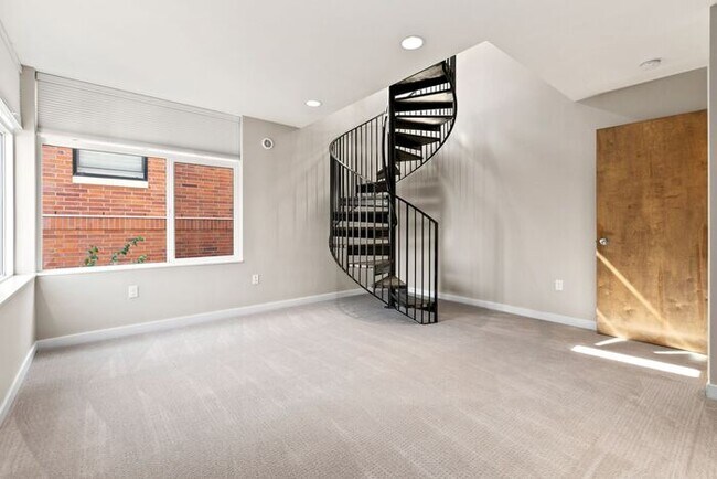 Building Photo - Trendy West Seattle Townhome w/Air Conditioning and Rooftop Deck