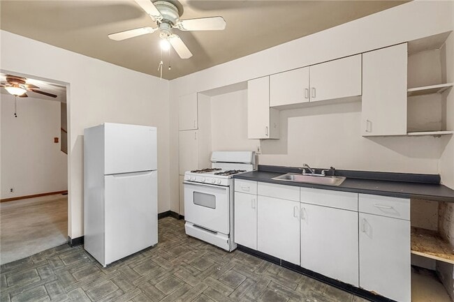 Building Photo - 1115 1/2 Church Avenue Unit